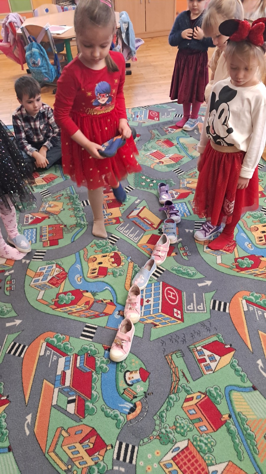 Dzieci biorą udział w andrzejkowych wróżbach.