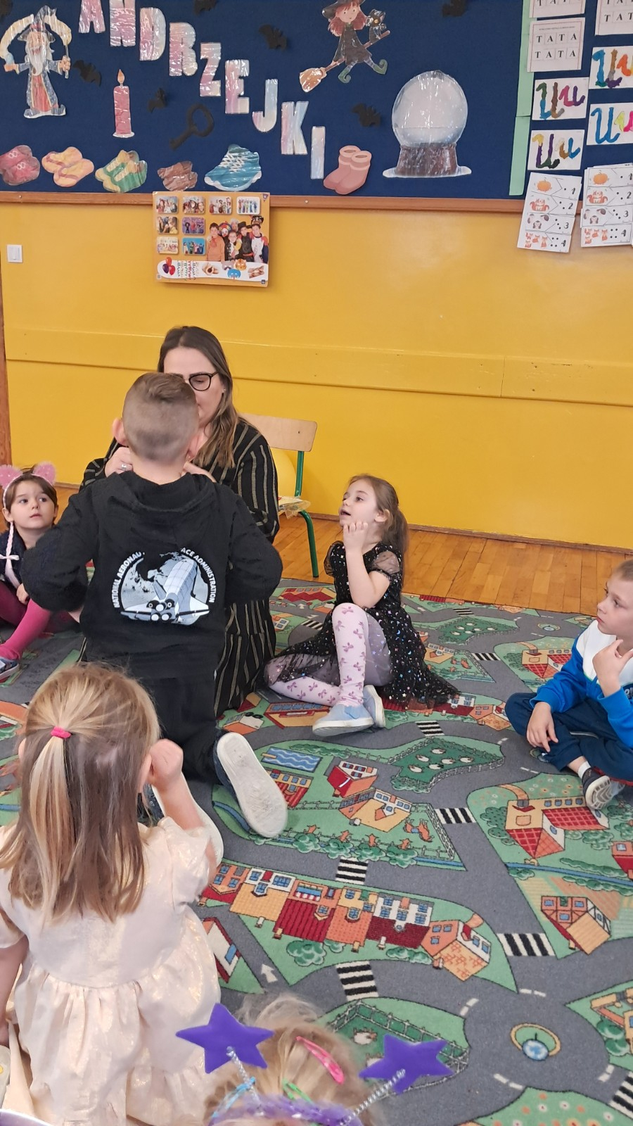 Dzieci biorą udział w andrzejkowych wróżbach.