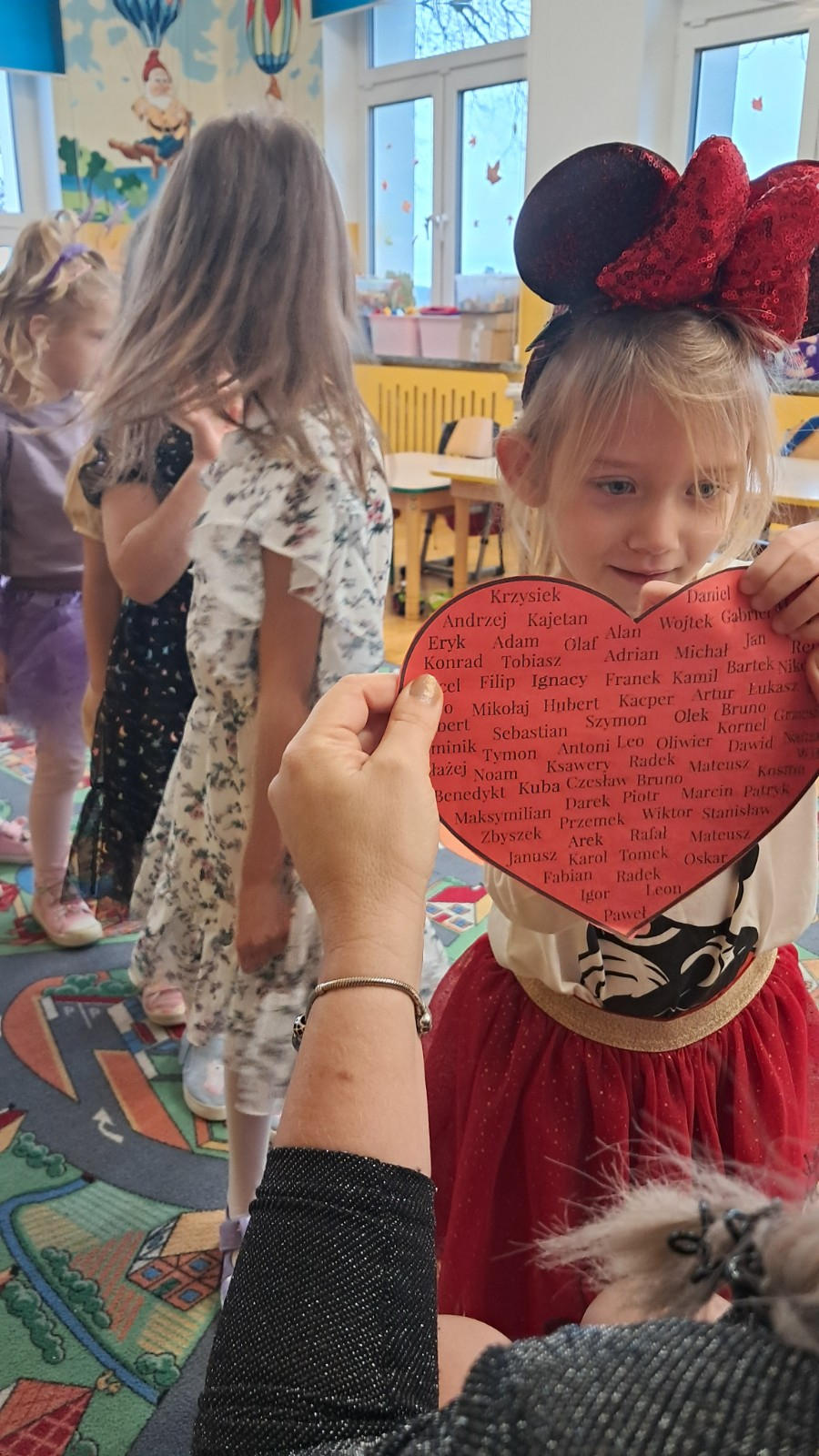 Dzieci biorą udział w andrzejkowych wróżbach.