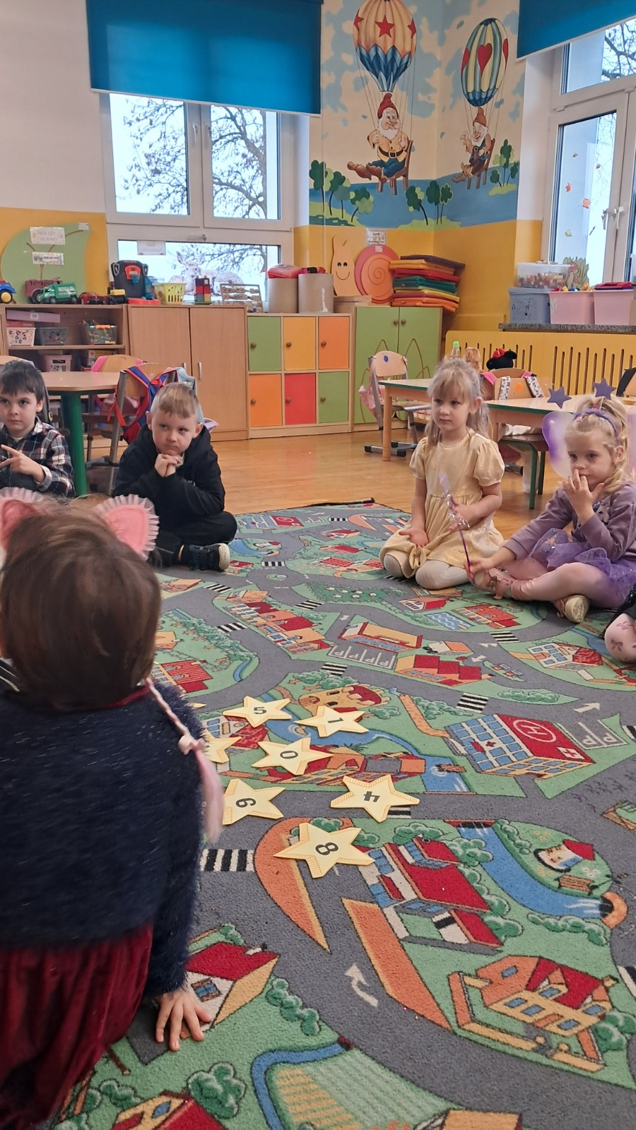 Dzieci biorą udział w andrzejkowych wróżbach.