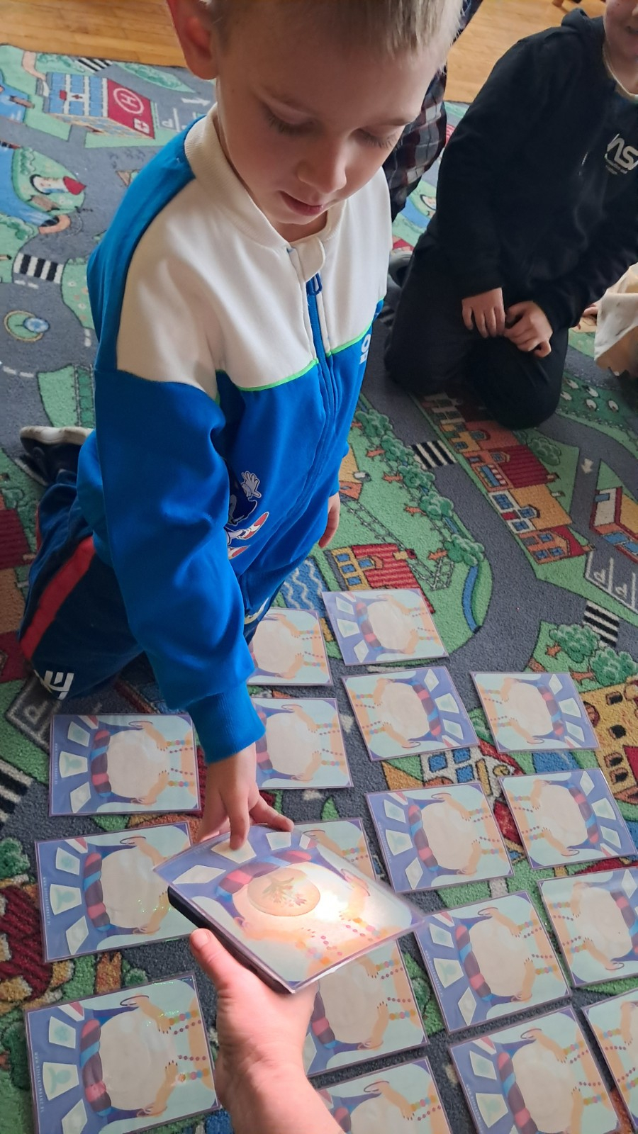 Dzieci biorą udział w andrzejkowych wróżbach.