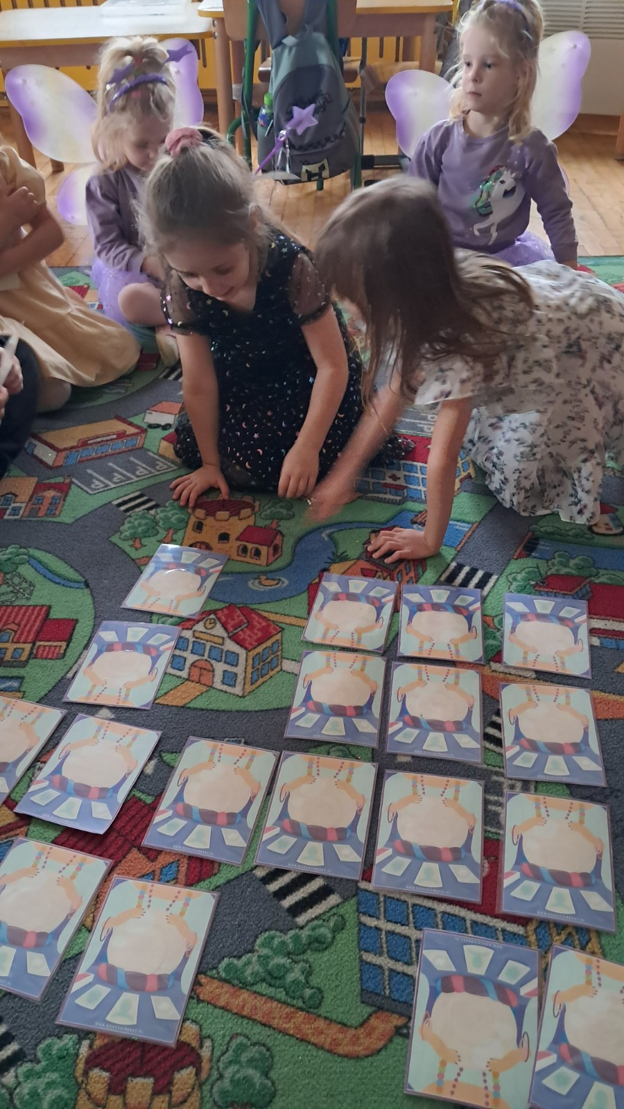 Dzieci biorą udział w andrzejkowych wróżbach.