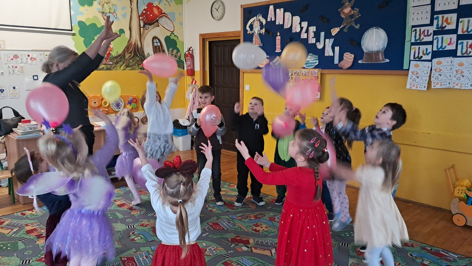 Dzieci biorą udział w andrzejkowej zabawie.