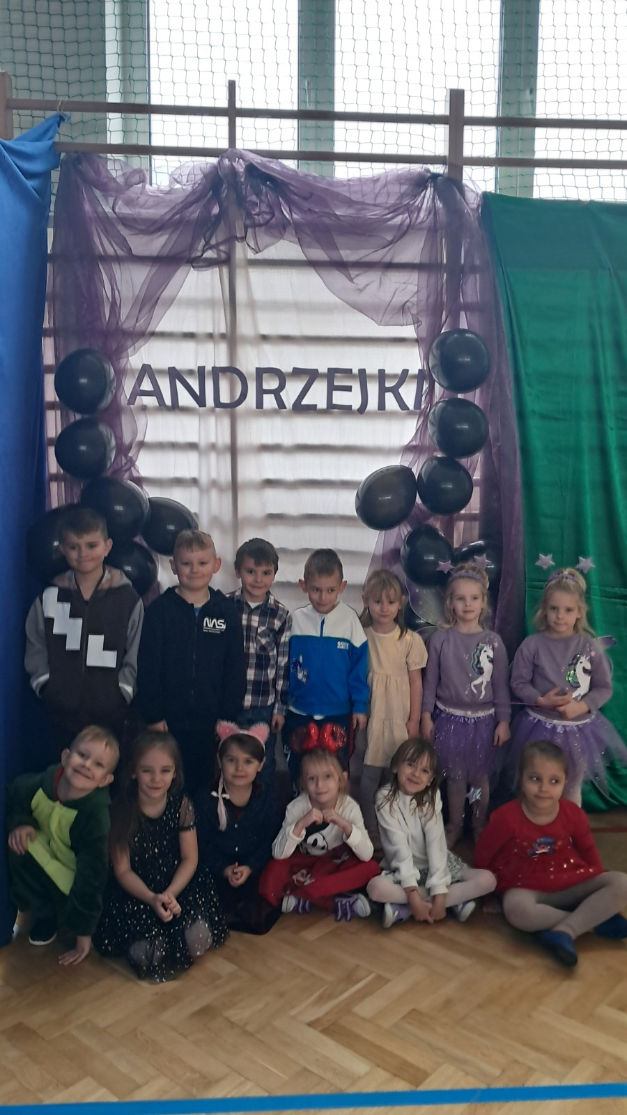 Dzieci pozują do zdjęcia.