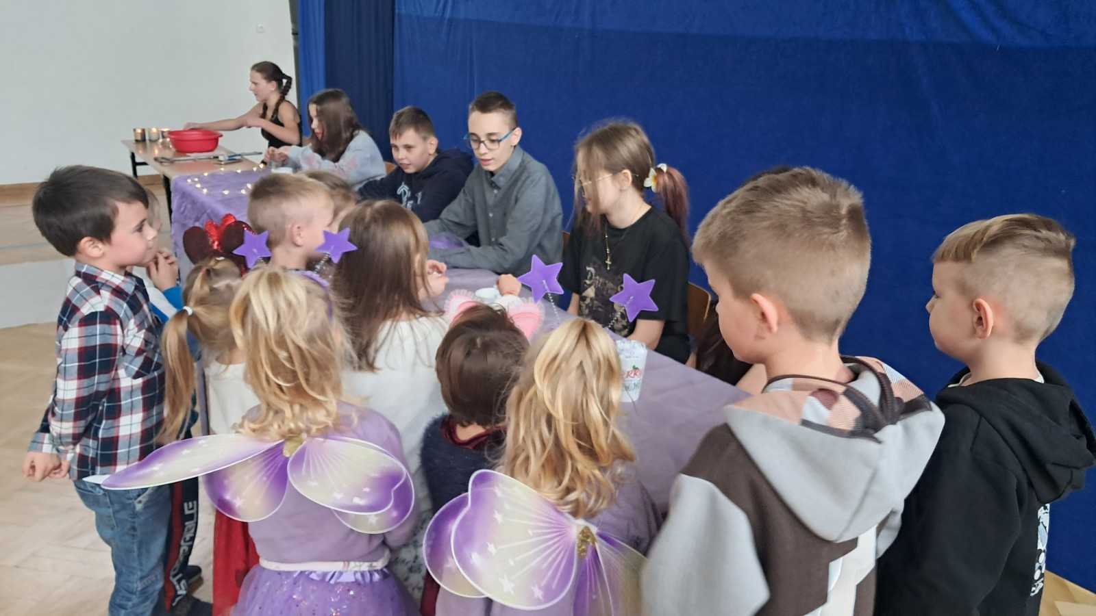 Dzieci biorą udział w andrzejkowych wróżbach.