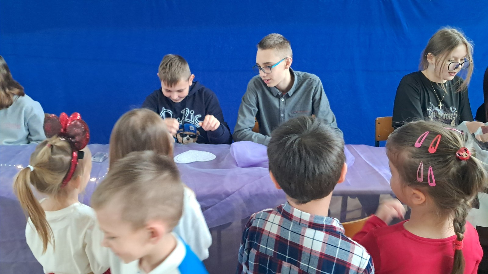 Dzieci biorą udział w andrzejkowych wróżbach.