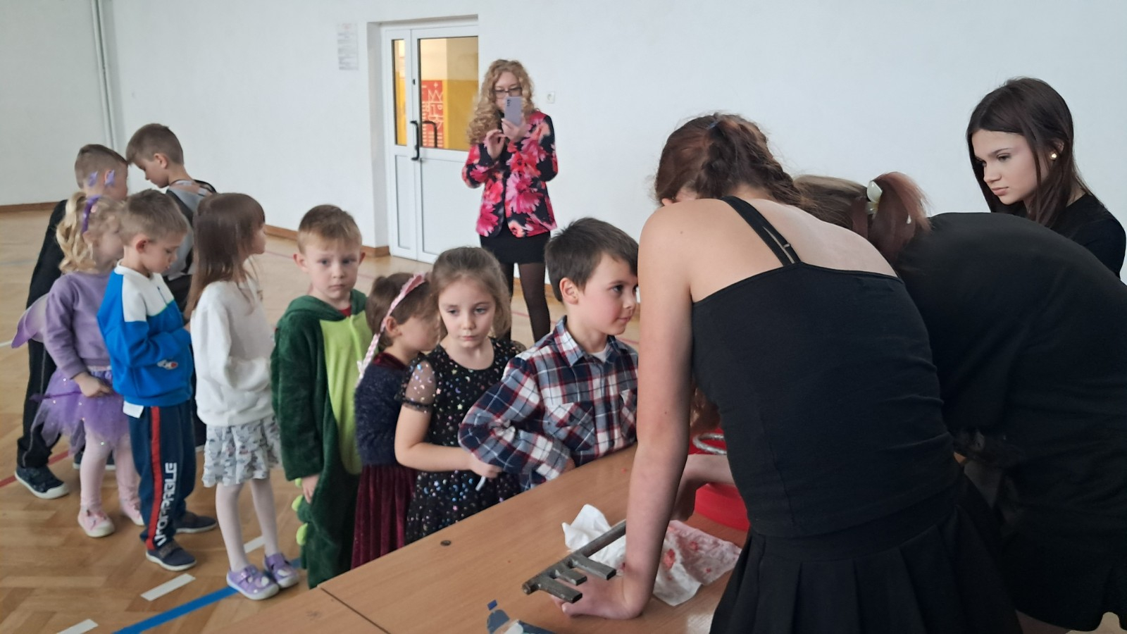 Dzieci biorą udział w andrzejkowych wróżbach.