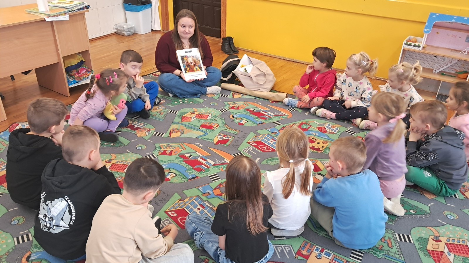 Dzieci biorą udział w zajęciach z Panią z poradni.