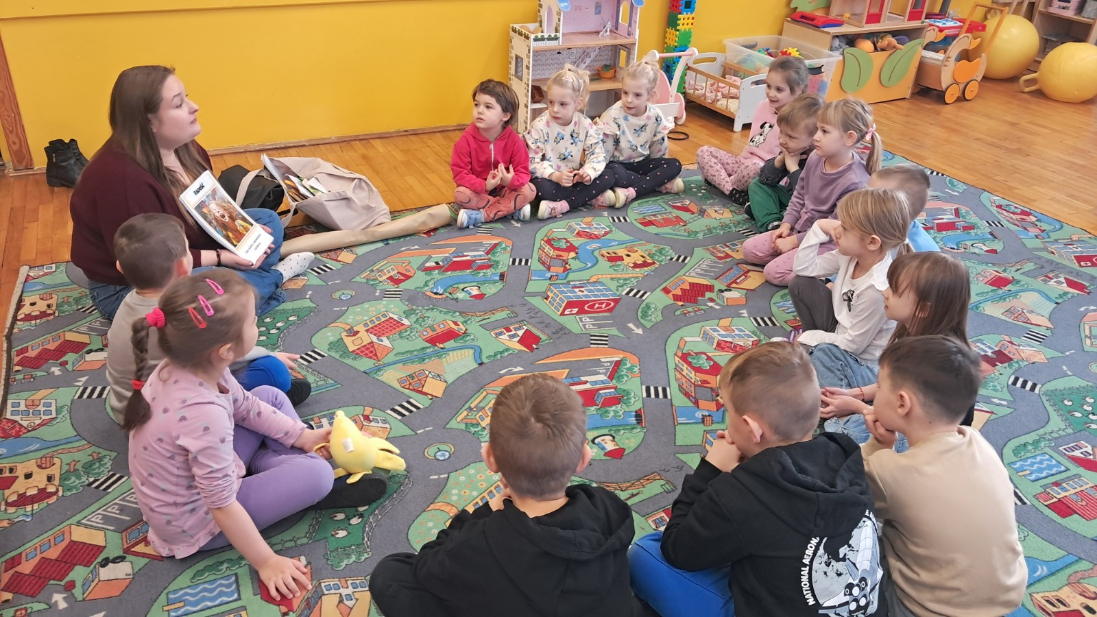 Dzieci biorą udział w zajęciach z Panią z poradni.