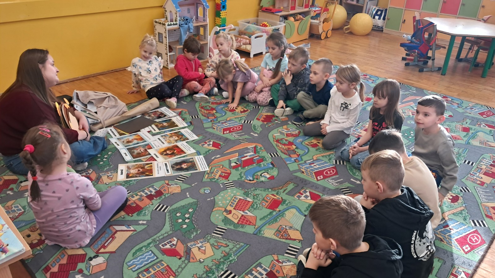 Dzieci biorą udział w zajęciach z Panią z poradni.