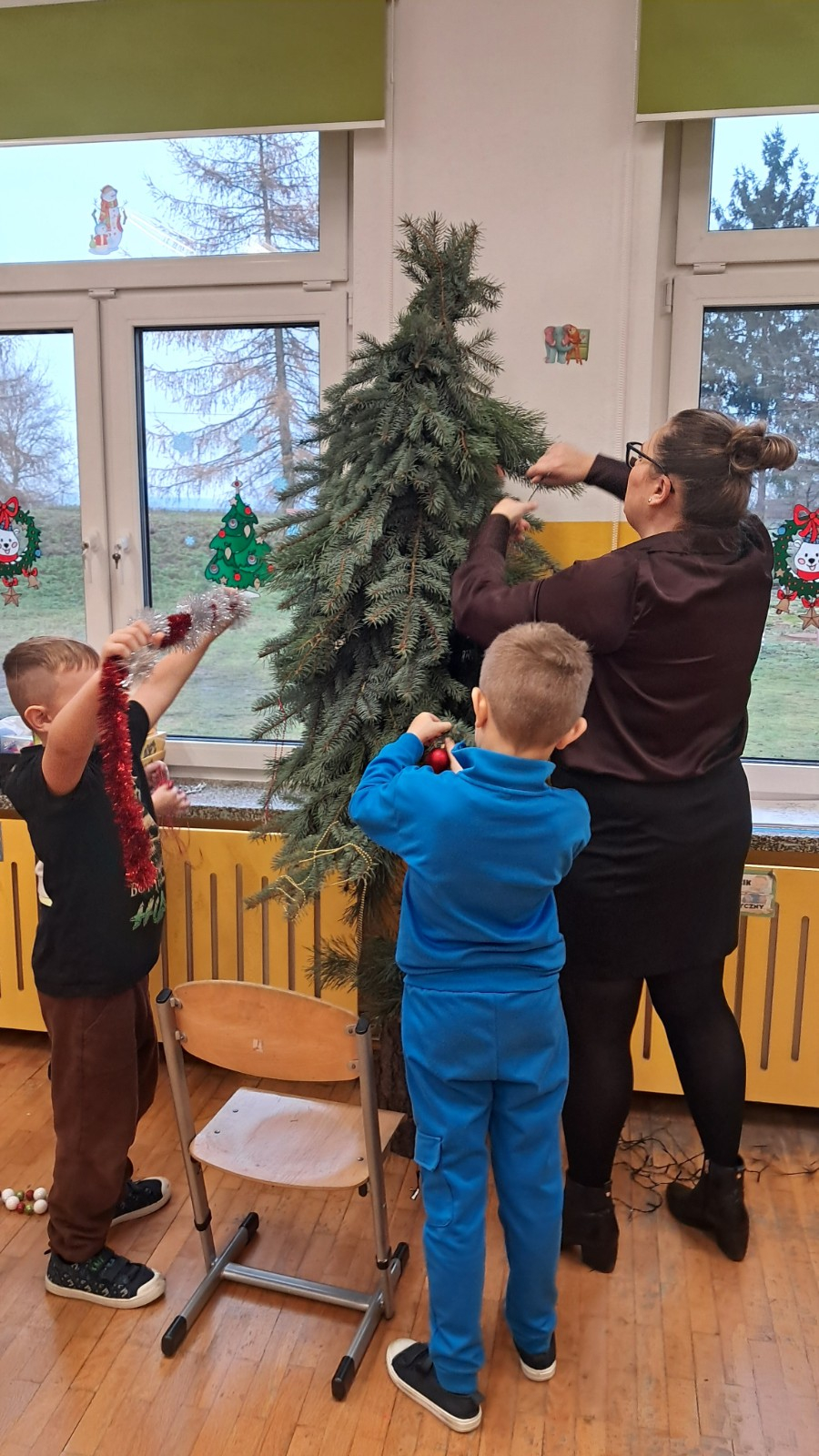 Dekorowanie choinki.