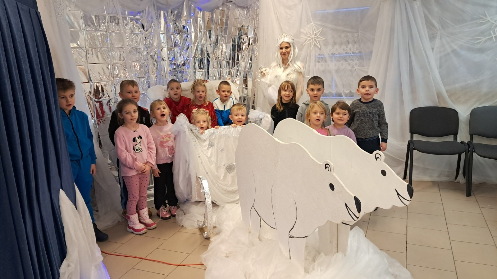 Dzieci pozują do zdjęcia z aktorami.