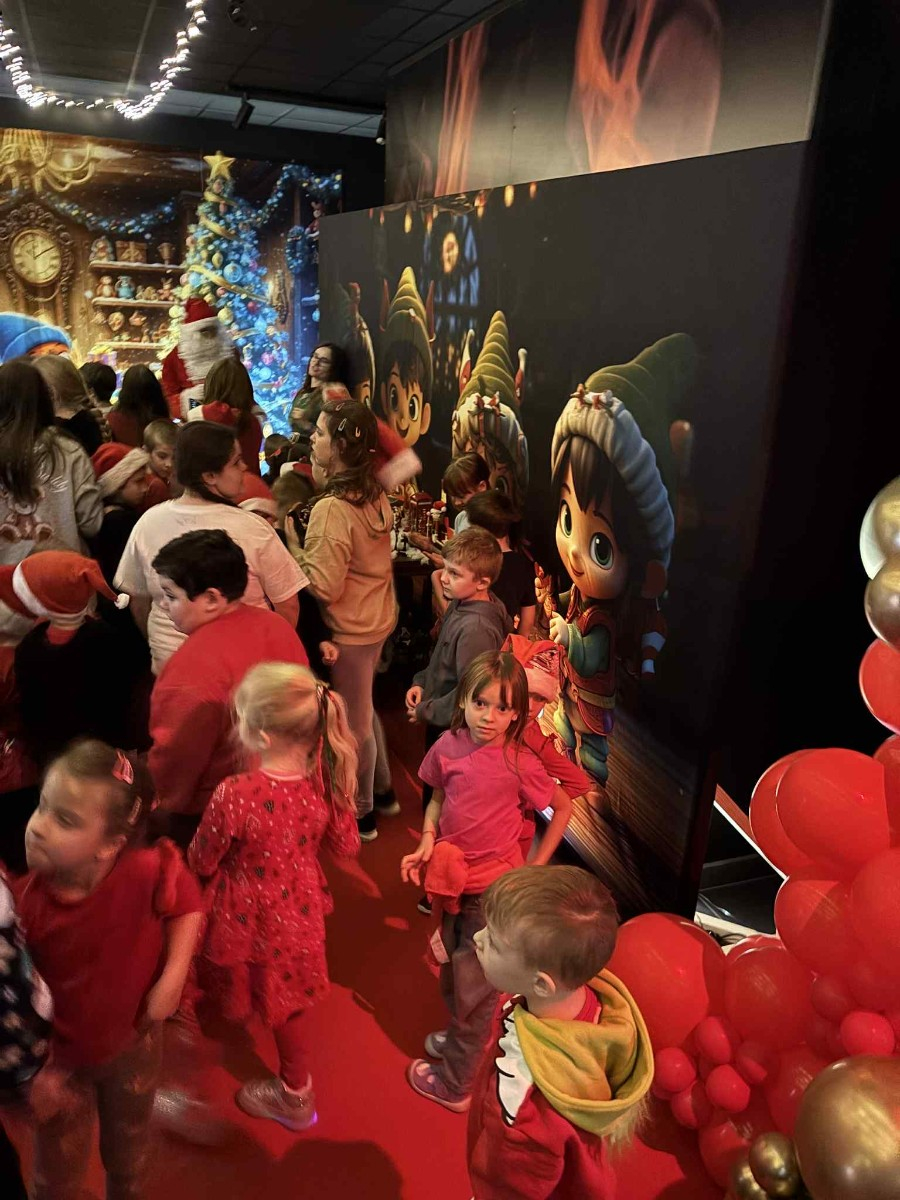 Dzieci śpiewają kolędę dla Mikołaja