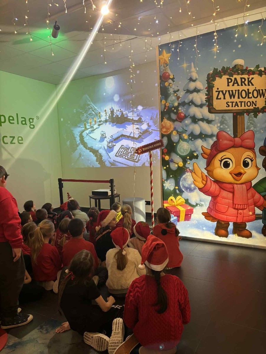 Dzieci pozują do zdjęcia w świątecznej scenerii.