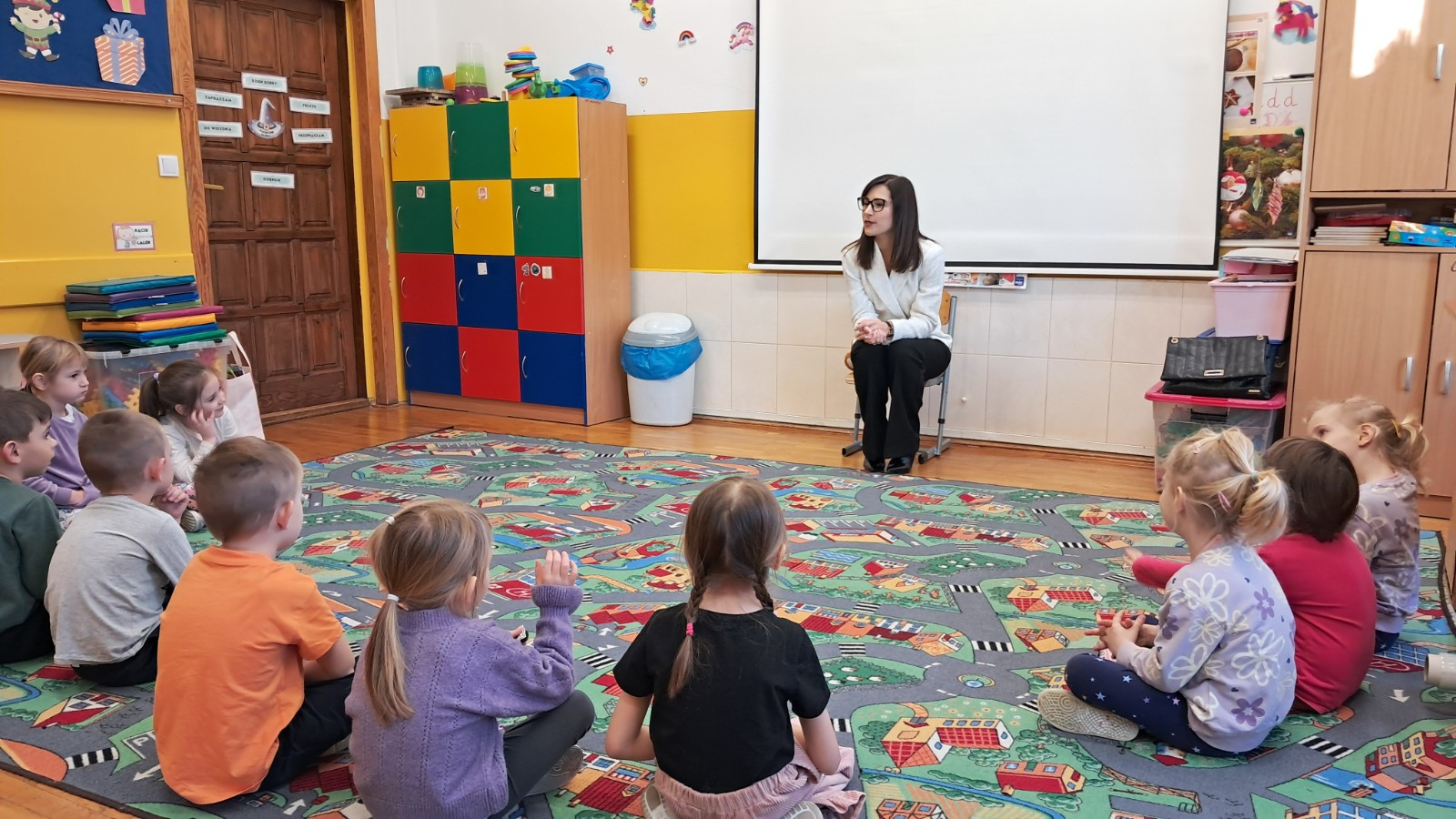 Pani Dietetyk prowadzi zajęcia edukacyjne na temat zdrowego odżywiania.