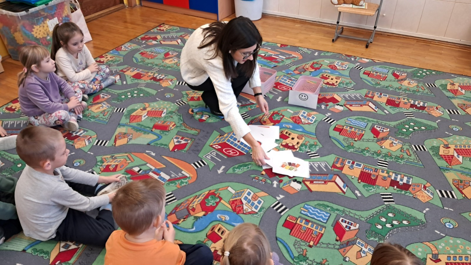 Pani Dietetyk prowadzi zajęcia edukacyjne na temat zdrowego odżywiania.