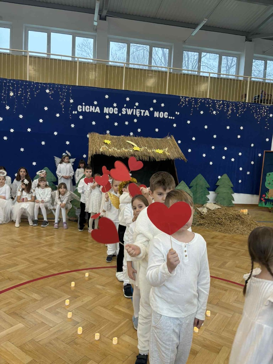 Przedszkolaki tańczą w rytm pastorałki z serduszkami.