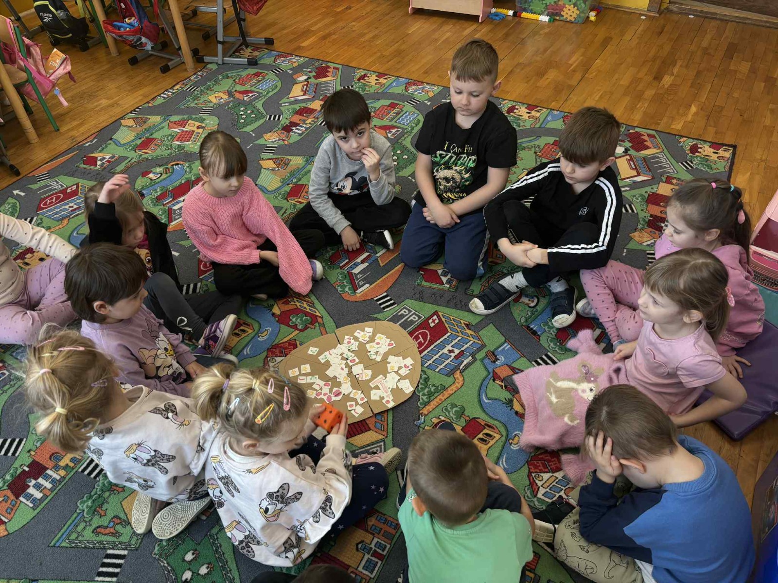 Dzieci przeliczają pizzowe składniki.