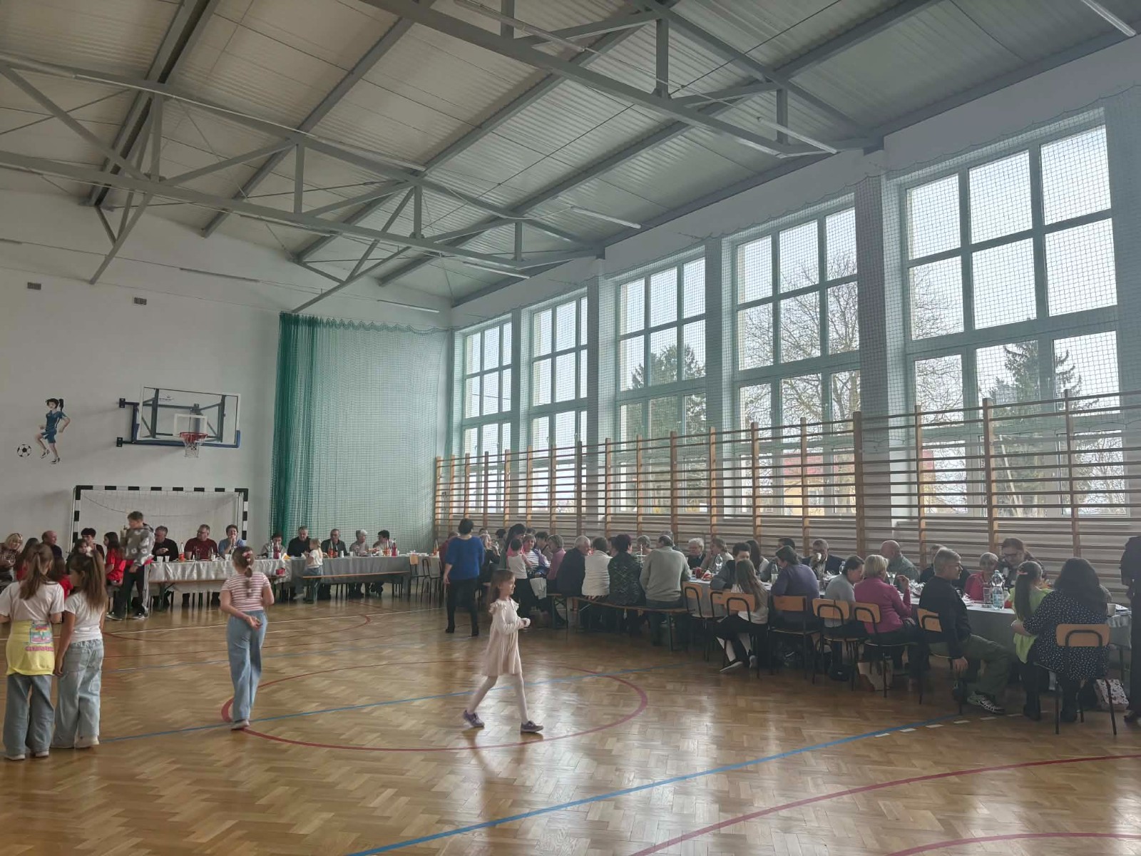 Zaproszeni goście częstują się przygotowanym poczęstunkiem.