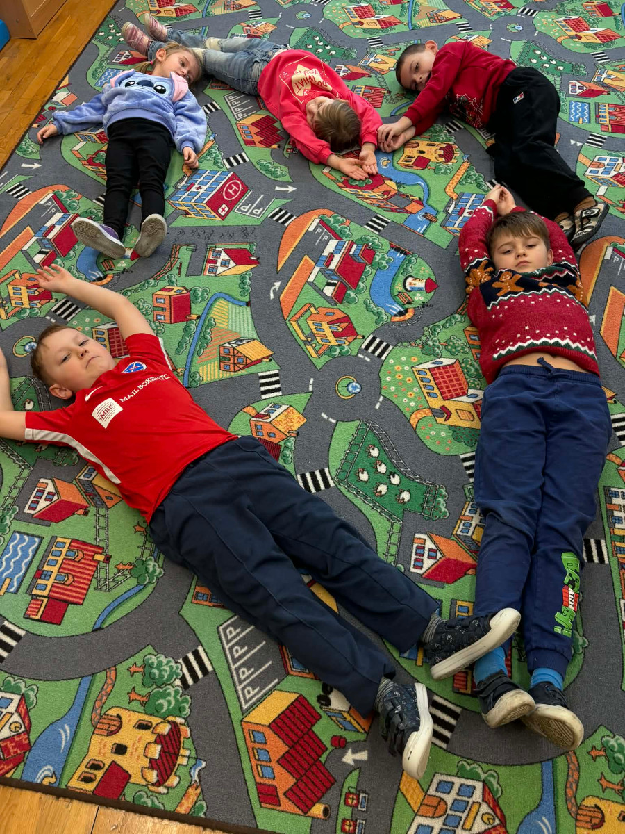 Dzieci tworzą serce z własnych ciał.