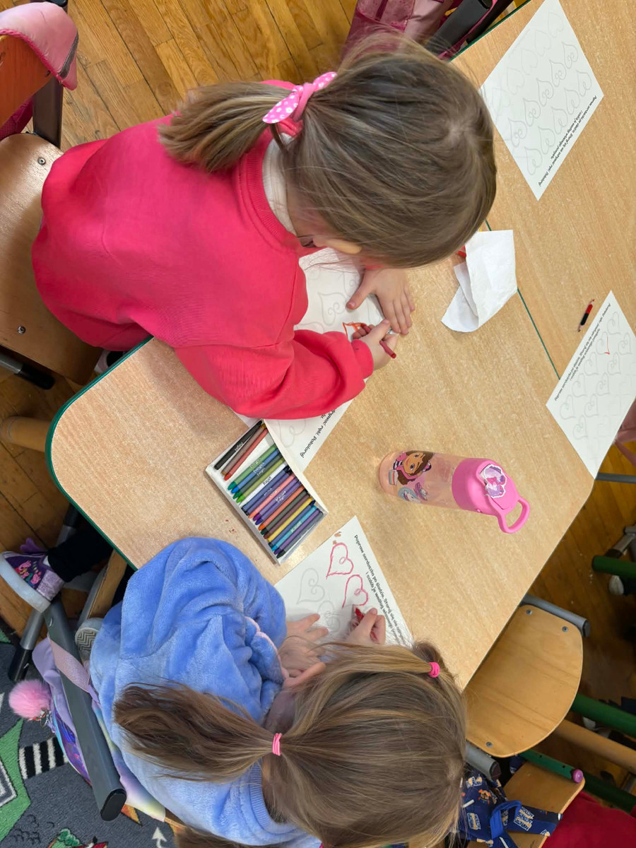 Dzieci kolorują serca.