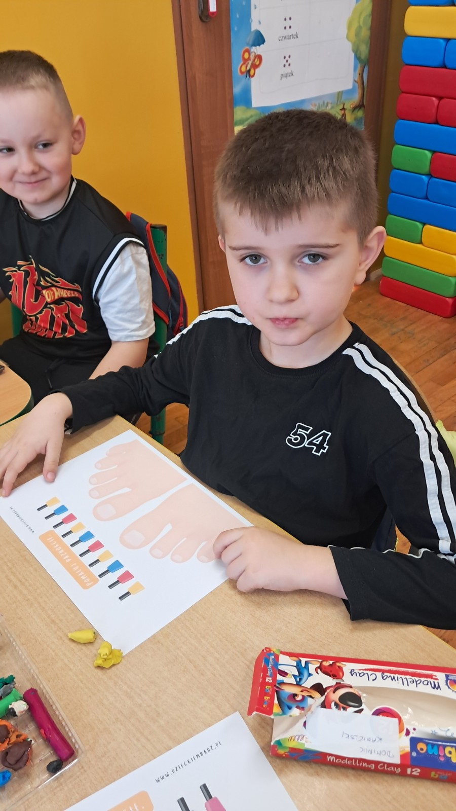Dzieci wykonują pracę plastyczną.