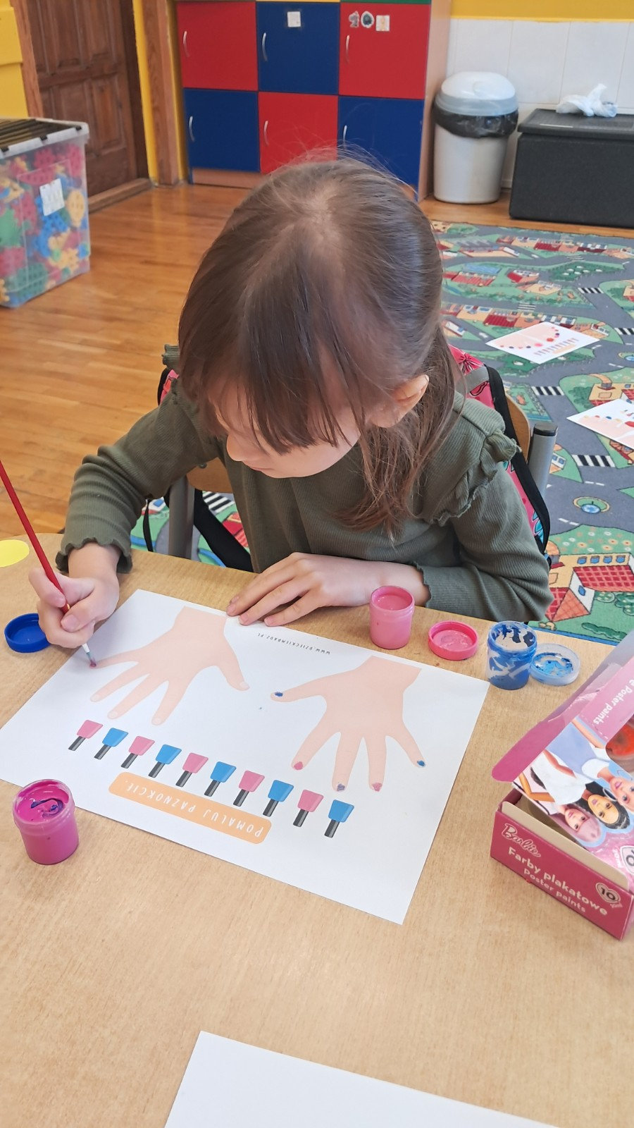 Dziecko wykonuje pracę plastyczną.