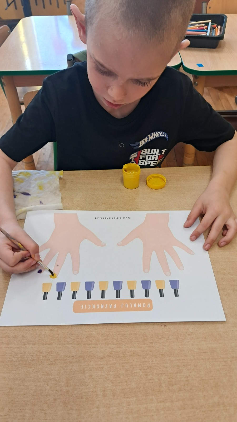 Dziecko wykonuje pracę plastyczną.