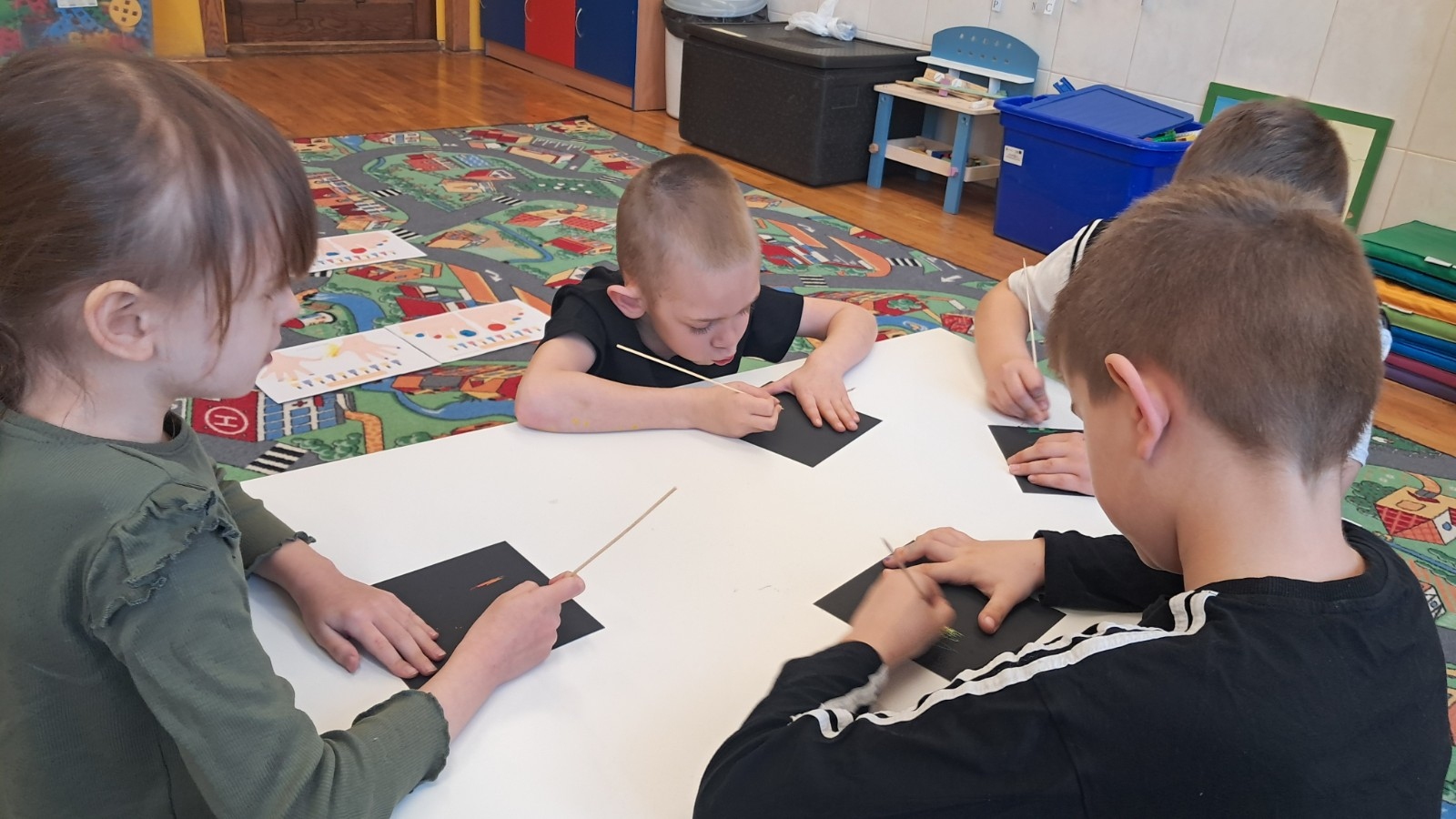 Dzieci wykonują pracę plastyczną.