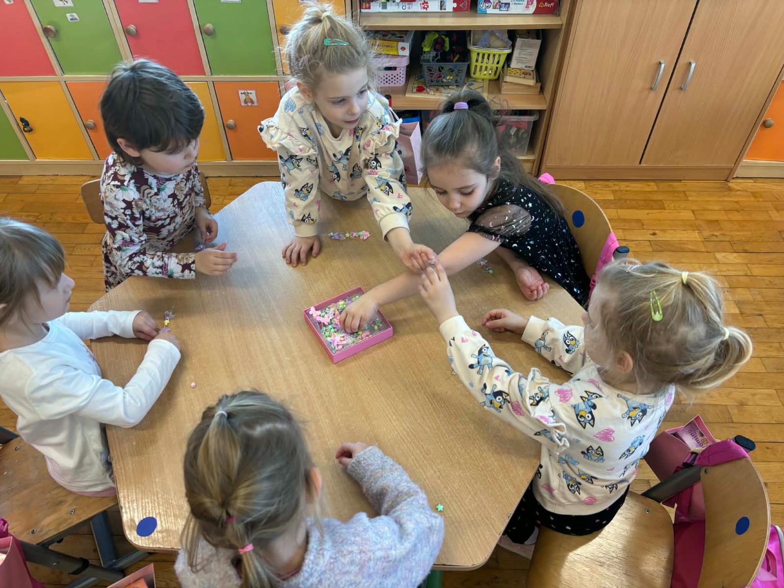 Dziewczynki wykonują bransoletki. 