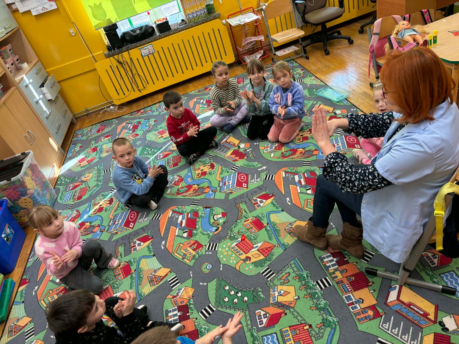 Pielęgniarka na spotkaniu w przedszkolu.