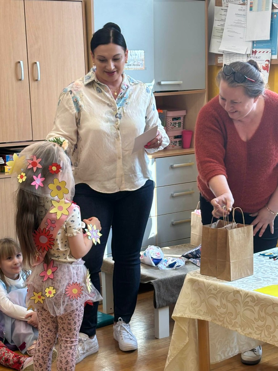 Komisja wręcza nagrody.