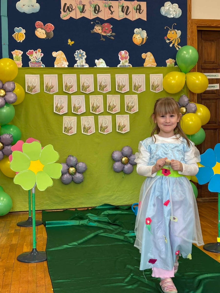 Dziecko prezentuje wiosenny strój.