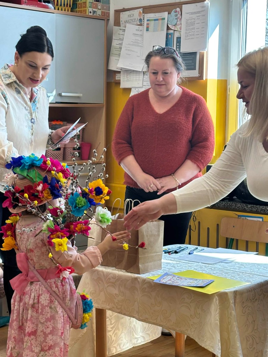 Komisja wręcza nagrody.