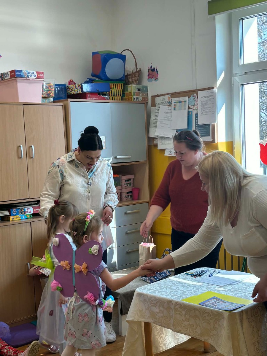 Komisja wręcza nagrody.