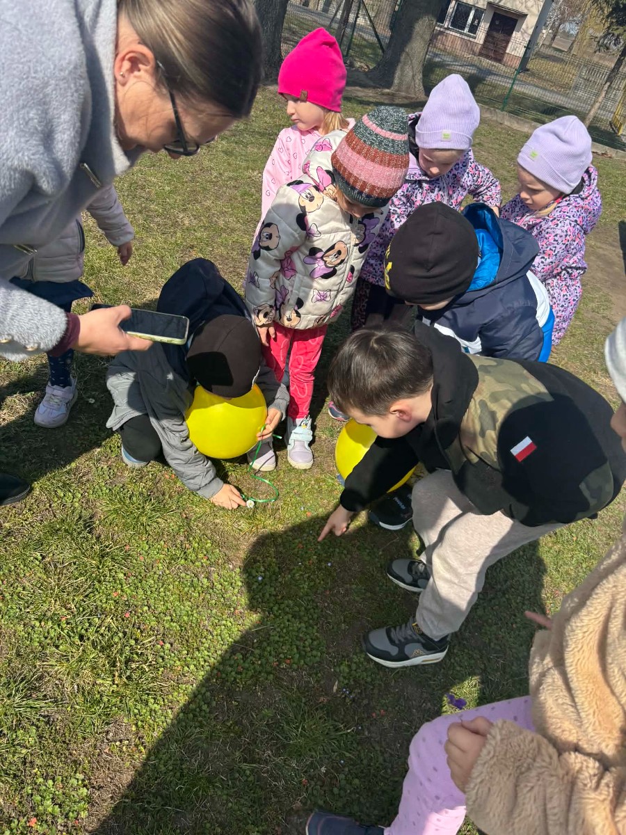 Dzieci szukają oznak wiosny.