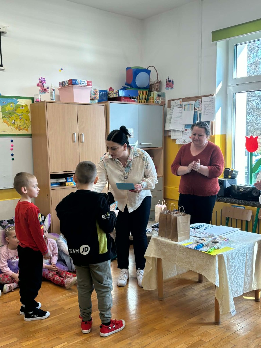 Komisja wręcza nagrody.