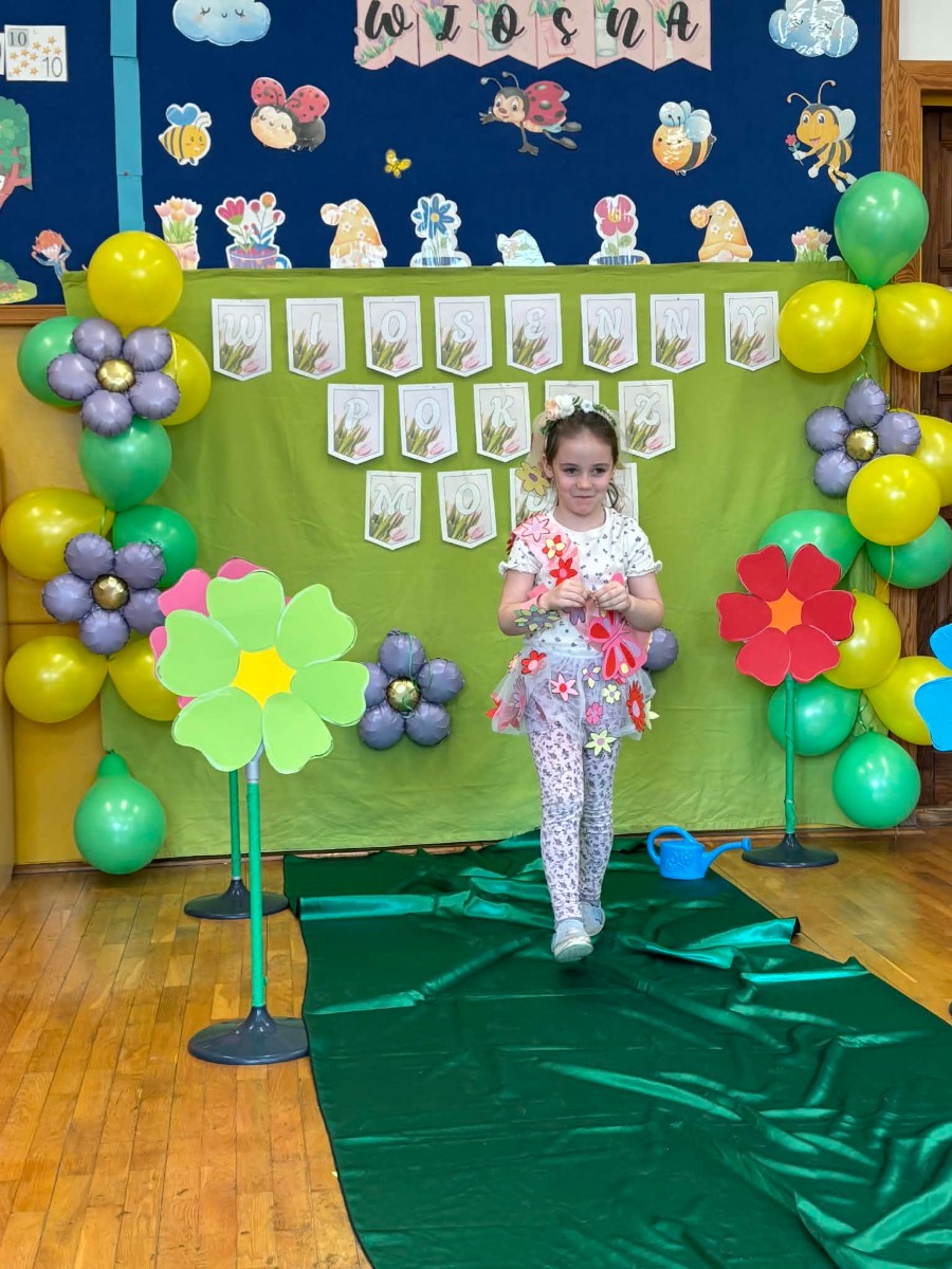 Dziecko prezentuje wiosenny strój.