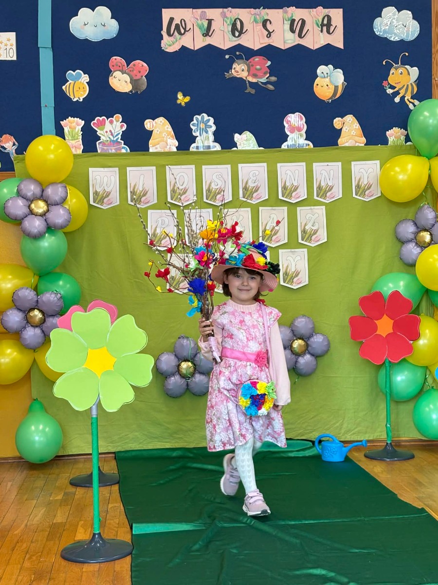 Dziecko prezentuje wiosenny strój.