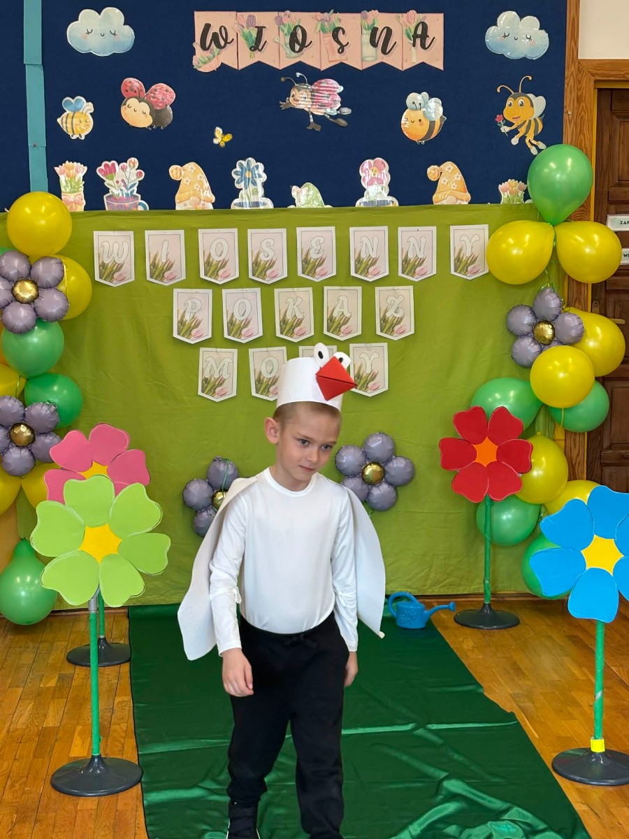 Dziecko prezentuje wiosenny strój.