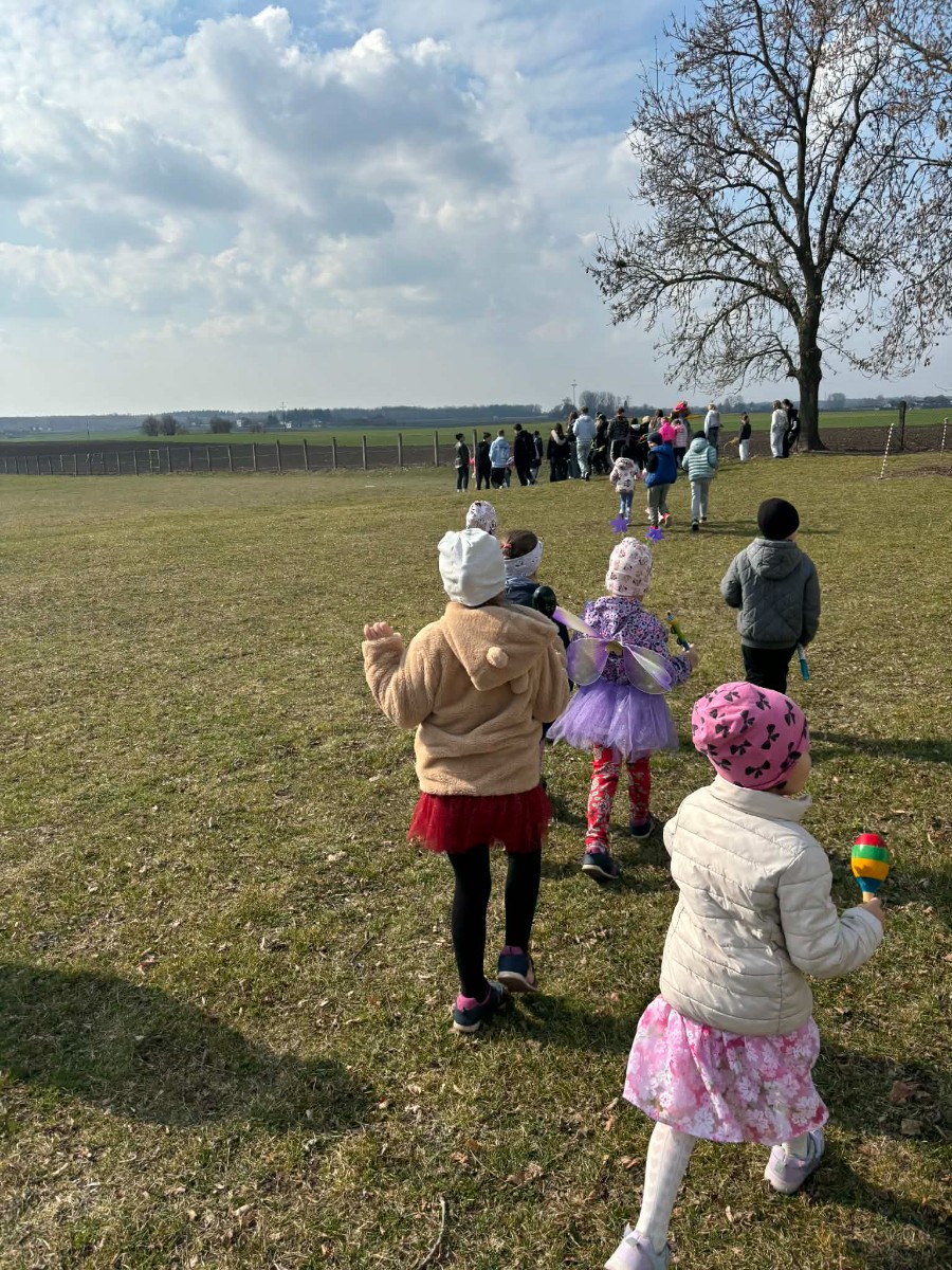 Dzieci szukają oznak wiosny.