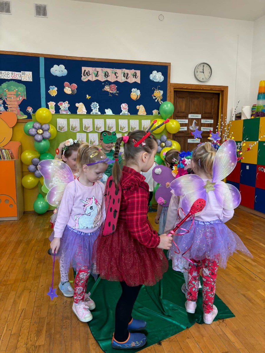 Dzieci biorą udział w pokazie mody.