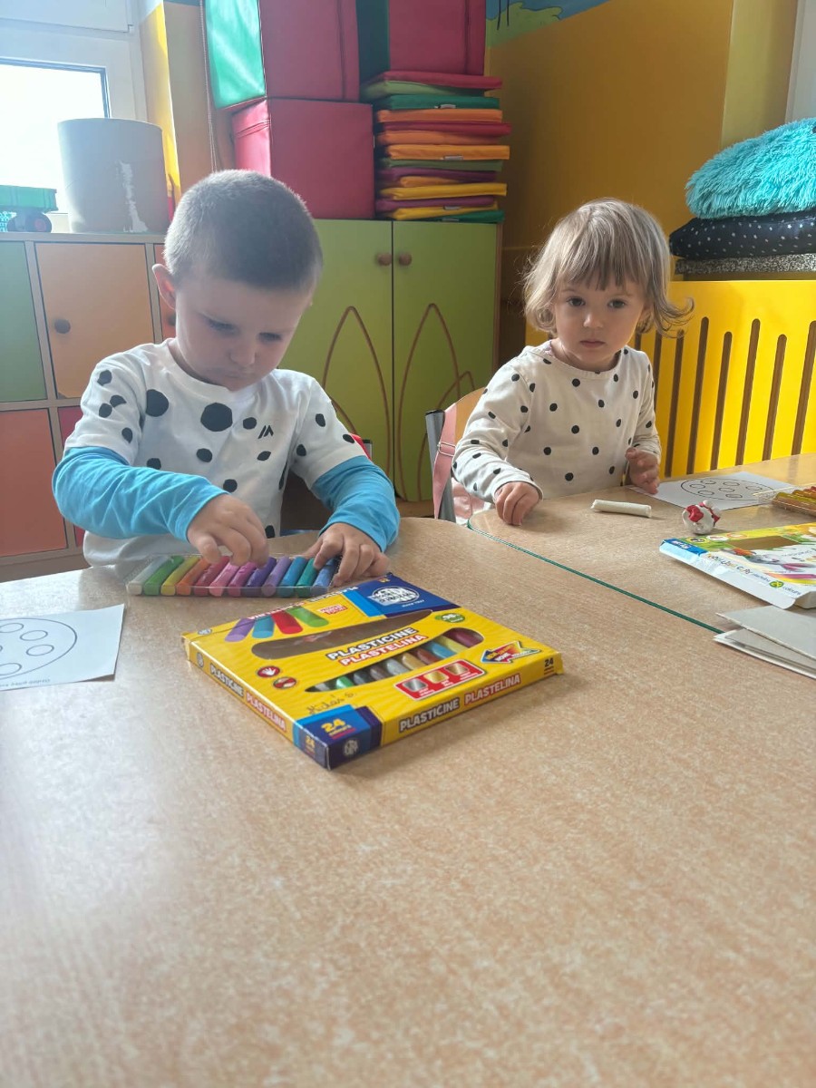 Dzieci biorą udział w Dniu Kropki