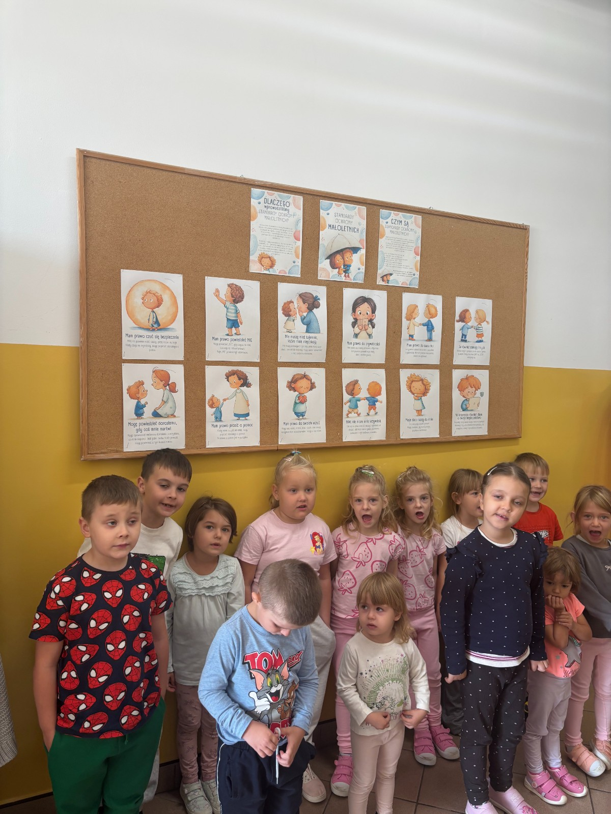 Dzieci biorą udział w spotkaniu o przeciwdziałaniu przemocy rówieśniczej
