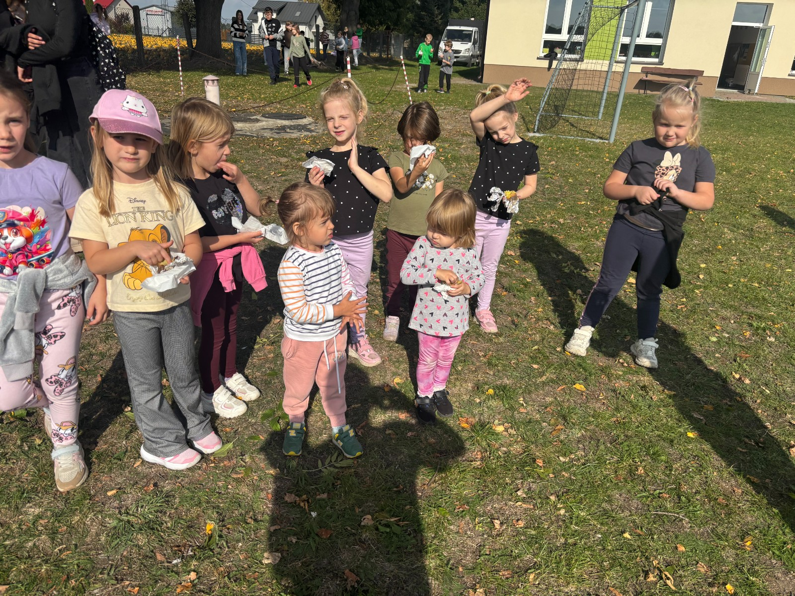 Dzieci biorą udział w święcie pieczonego ziemniaka