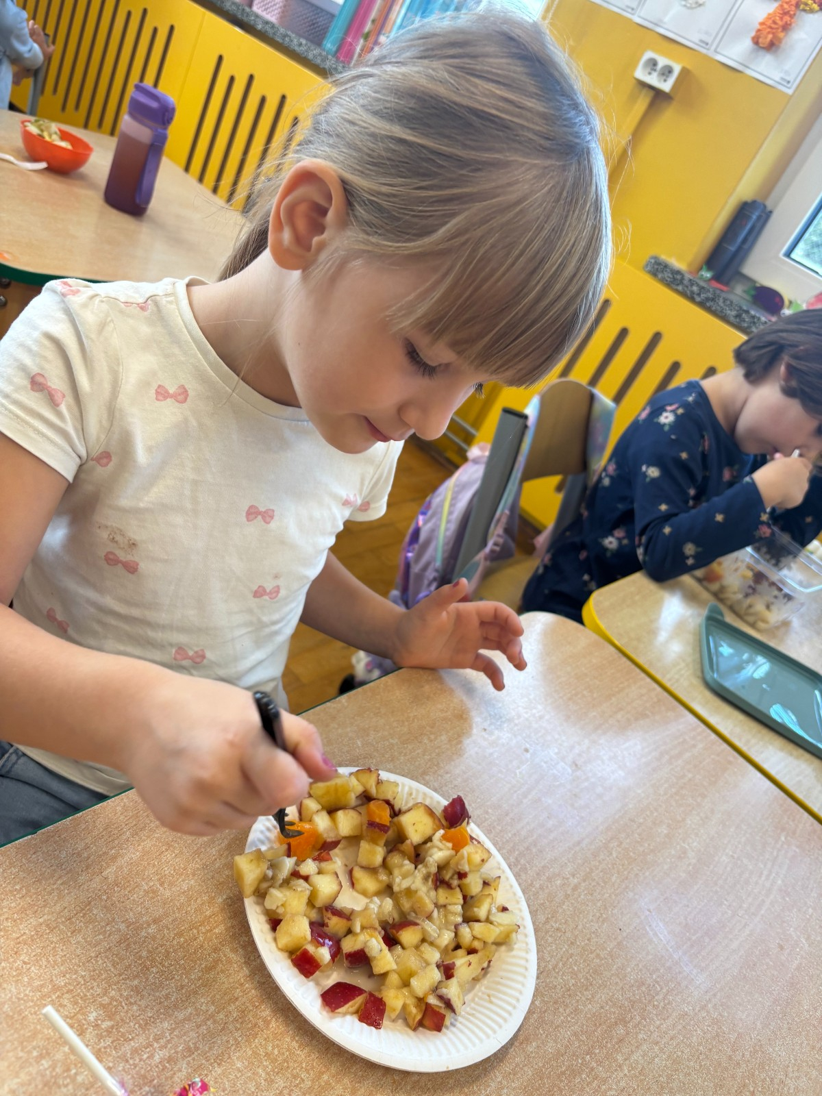 Dzieci degustują sałatkę.