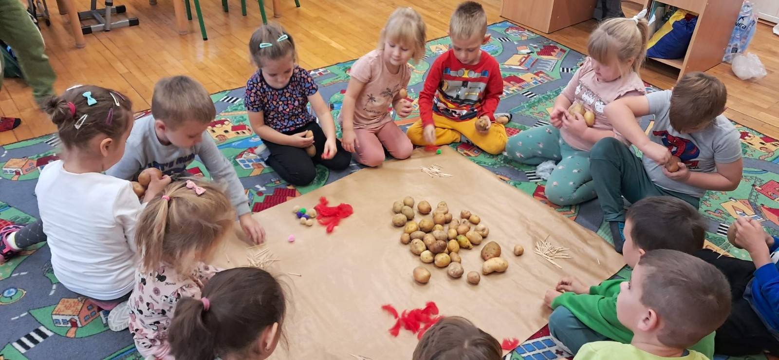 Dzieci wykonują ziemniaczane stworki