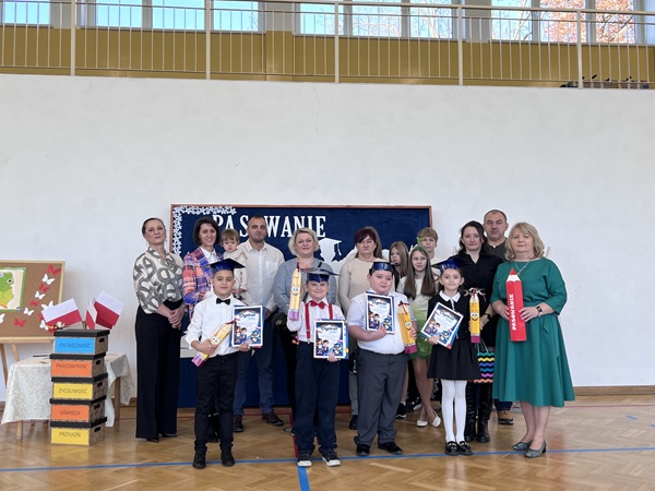 Grafika ilustrująca uroczystość pasowania na ucznia