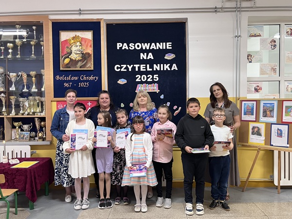 Grafika ilustrująca uczestników uroczystości pasowania na czytelnika