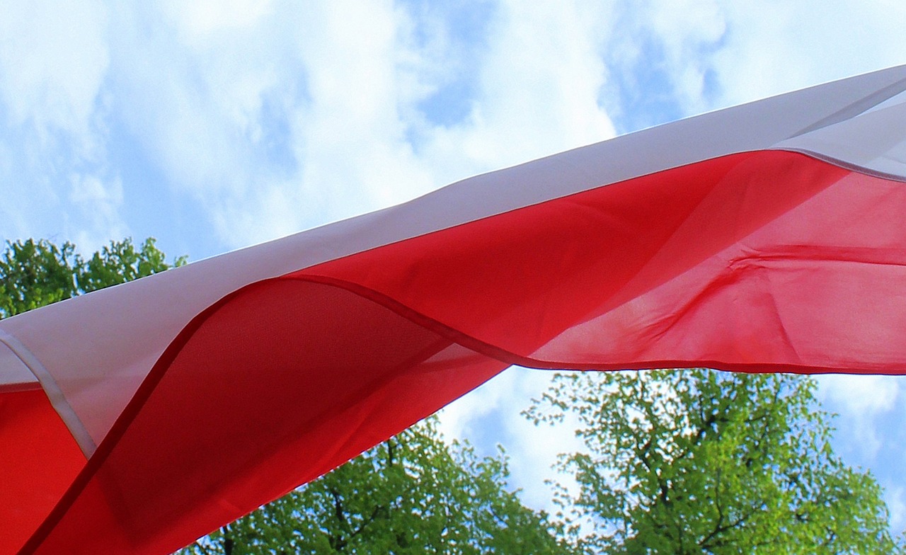 flaga Polski powiewająca